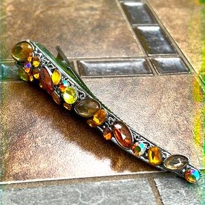New without tags bejeweled hair clip with teeth to keep in place